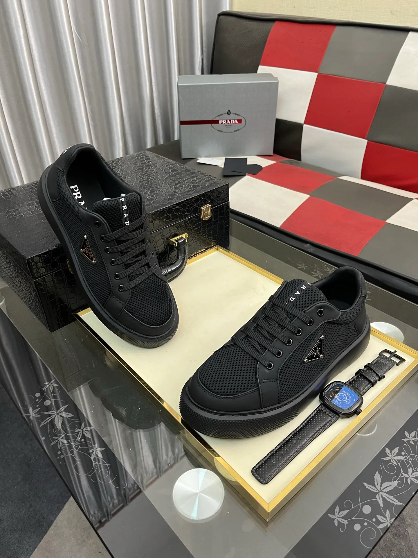 Men's men's shoes💰580⌚️⌚️Prada Prada early spring new model, top original quality, Prada casual sports shoes, made of imported solid color patent leather, spliced mesh cowhide upper, three-dimensional geometric segmentation, multi-color splicing, fashionable and generous, soft, comfortable and breathable. The tongue is decorated with classic letter logo, with fabric lining, cowhide foot pads, matched with P family's exclusive rubber outsole, upper material, breathable knitted fabric imported from Italy The delicate texture is super high-end! Fetal cowhide lining, super soft and comfortable, original molded outsole Size: 38-446️⃣ colors available